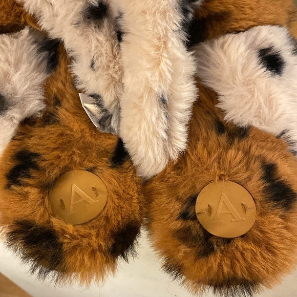 Anthropoligie Cheetah Fuzzy Cozy Slippers M/L - Picture 2 of 4